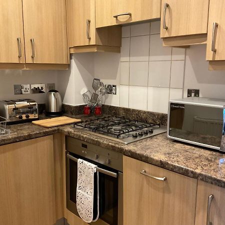 Apartament Modern 2 Bed Apt In Egham High Street, With Private Parking And Wifi Zewnętrze zdjęcie