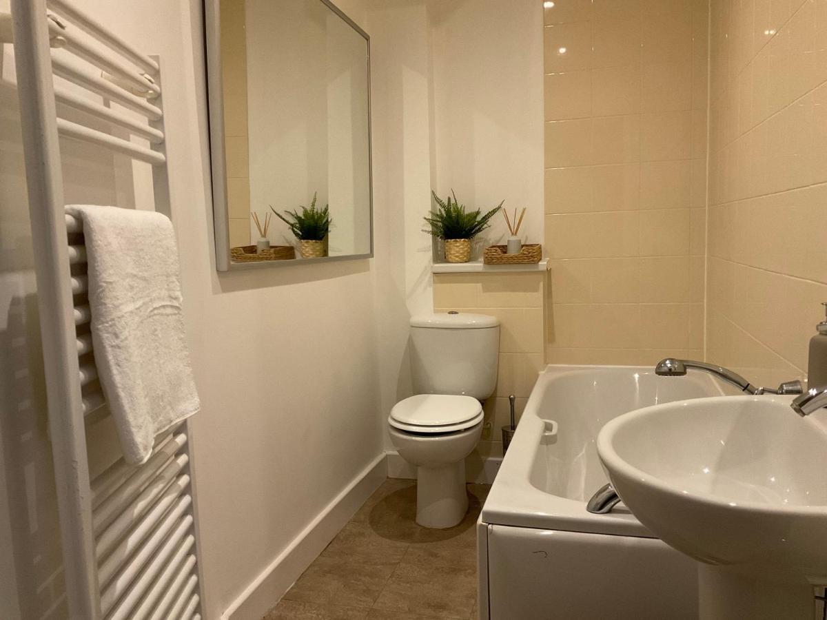 Apartament Modern 2 Bed Apt In Egham High Street, With Private Parking And Wifi Zewnętrze zdjęcie