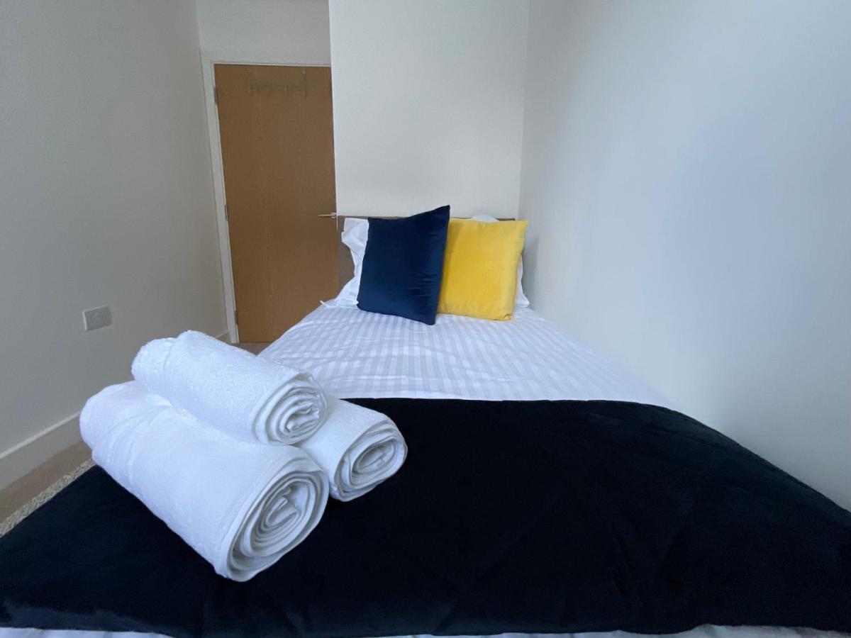 Apartament Modern 2 Bed Apt In Egham High Street, With Private Parking And Wifi Zewnętrze zdjęcie