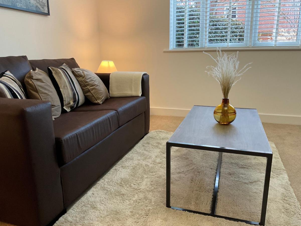 Apartament Modern 2 Bed Apt In Egham High Street, With Private Parking And Wifi Zewnętrze zdjęcie