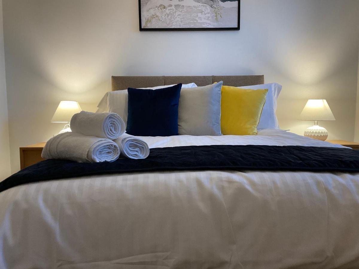 Apartament Modern 2 Bed Apt In Egham High Street, With Private Parking And Wifi Zewnętrze zdjęcie