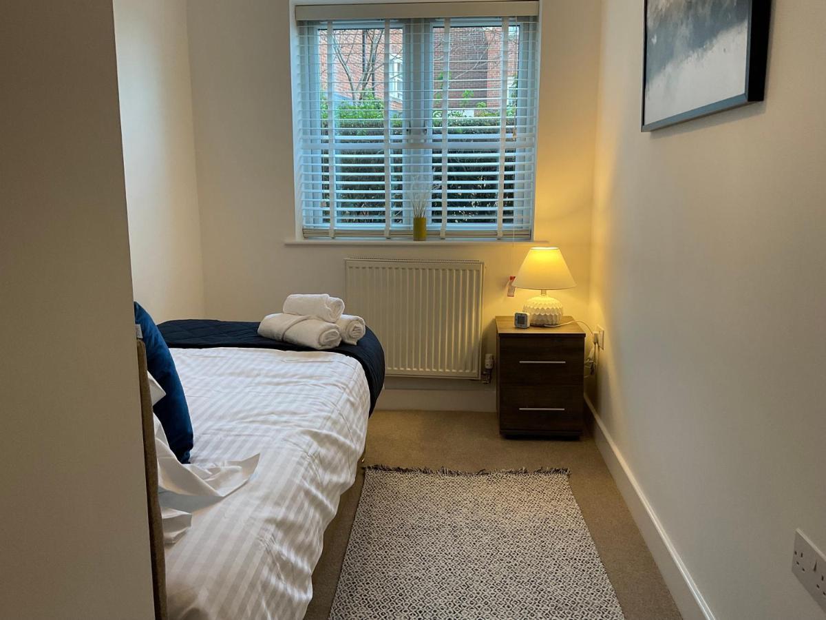 Apartament Modern 2 Bed Apt In Egham High Street, With Private Parking And Wifi Zewnętrze zdjęcie
