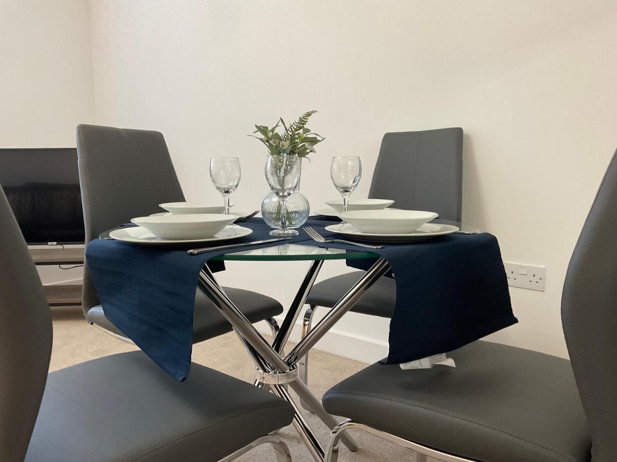 Apartament Modern 2 Bed Apt In Egham High Street, With Private Parking And Wifi Zewnętrze zdjęcie