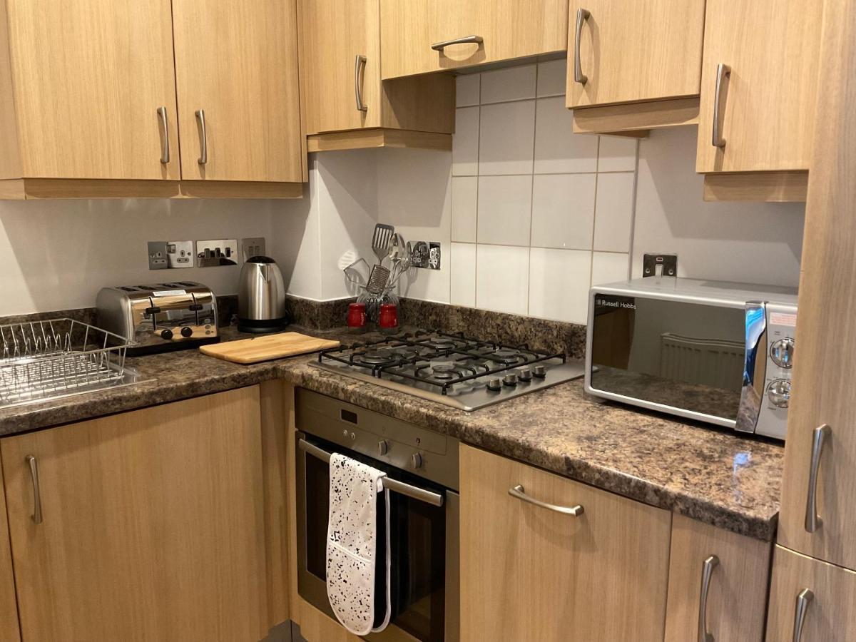 Apartament Modern 2 Bed Apt In Egham High Street, With Private Parking And Wifi Zewnętrze zdjęcie